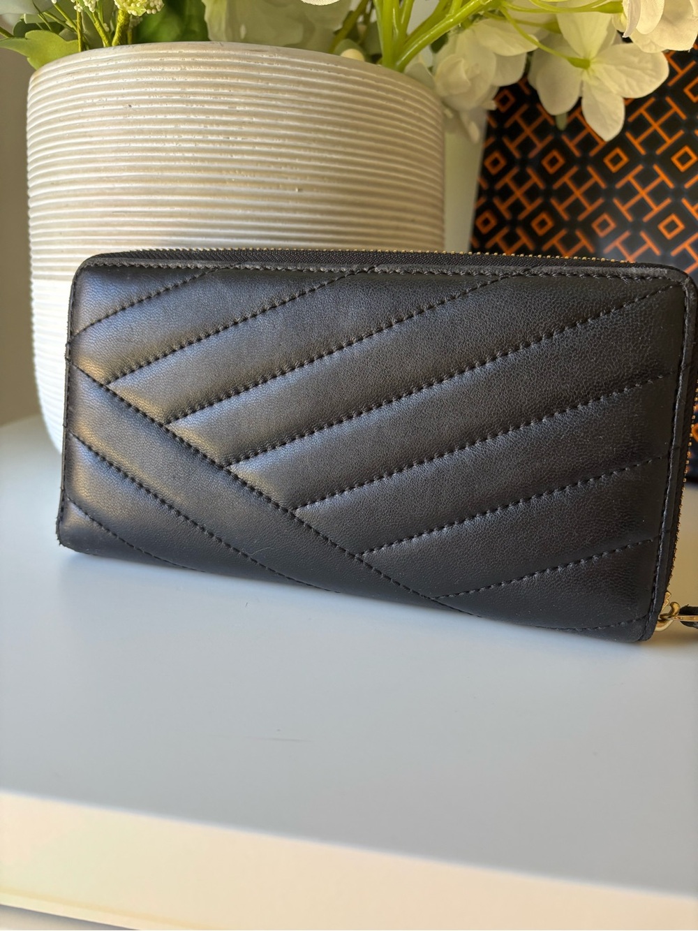 TORY BURCH QUILTED CHEVRON ZIP AROUND W/GOLD TB LOGO - Picture 4 of 13